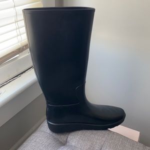 Back rain boot